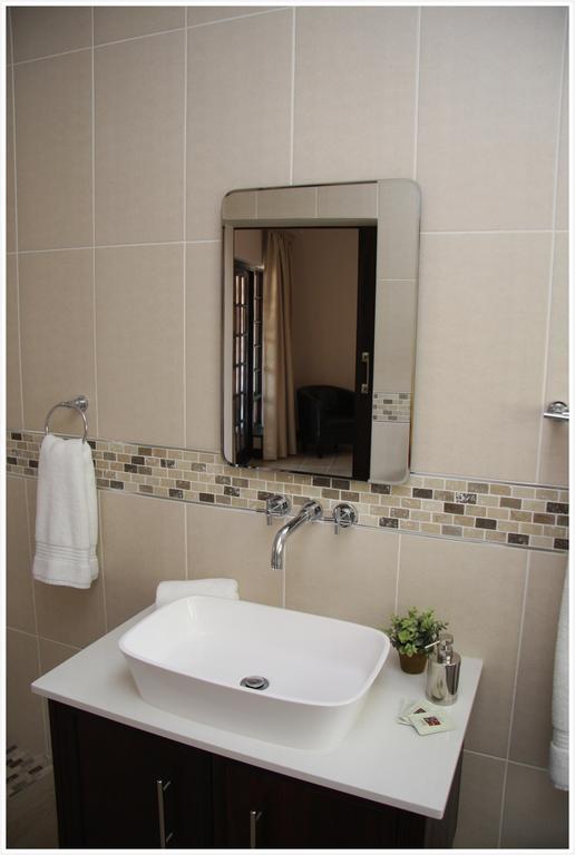 Be At Home Guesthouse Klerksdorp Rum bild